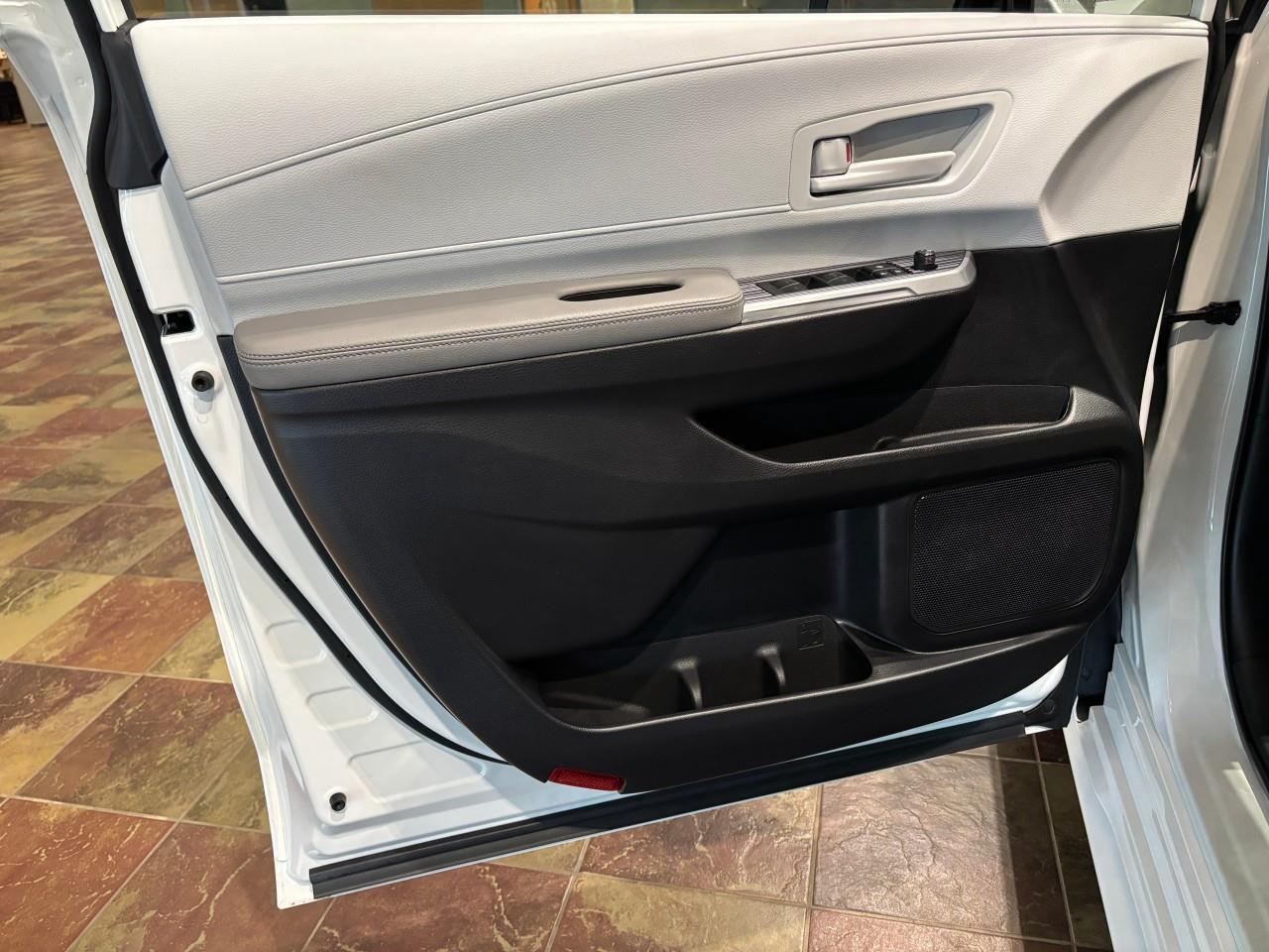 2025 Toyota Sienna LE 8-Passenger Photo