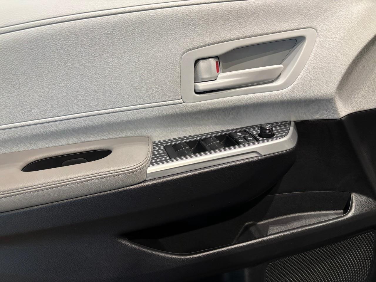 2025 Toyota Sienna LE 8-Passenger Photo