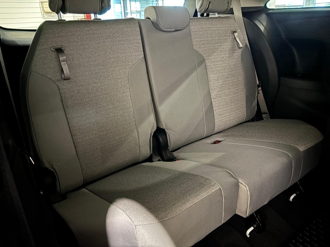 2025 Toyota Sienna LE 8-Passenger Photo