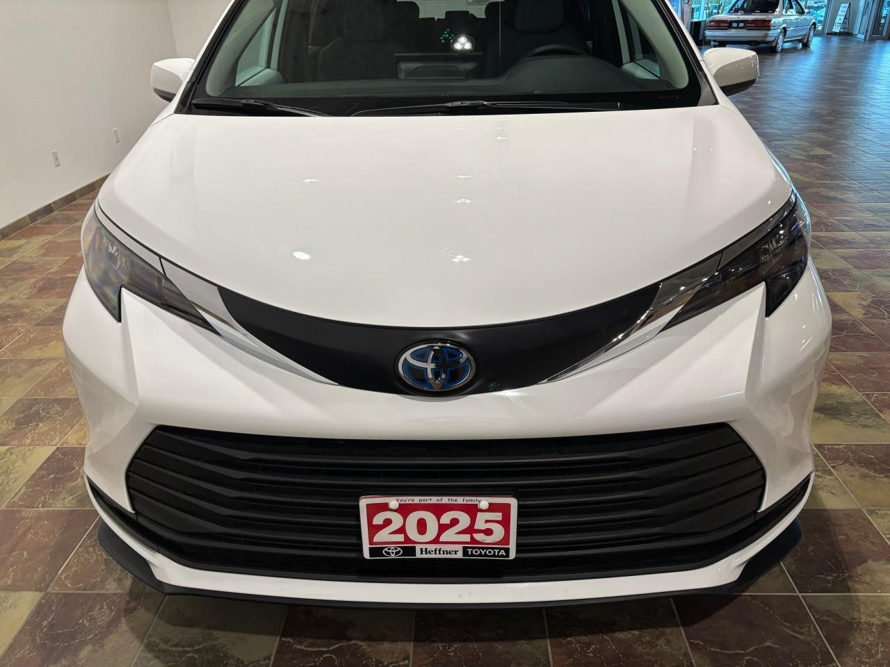 2025 Toyota Sienna LE 8-Passenger Photo