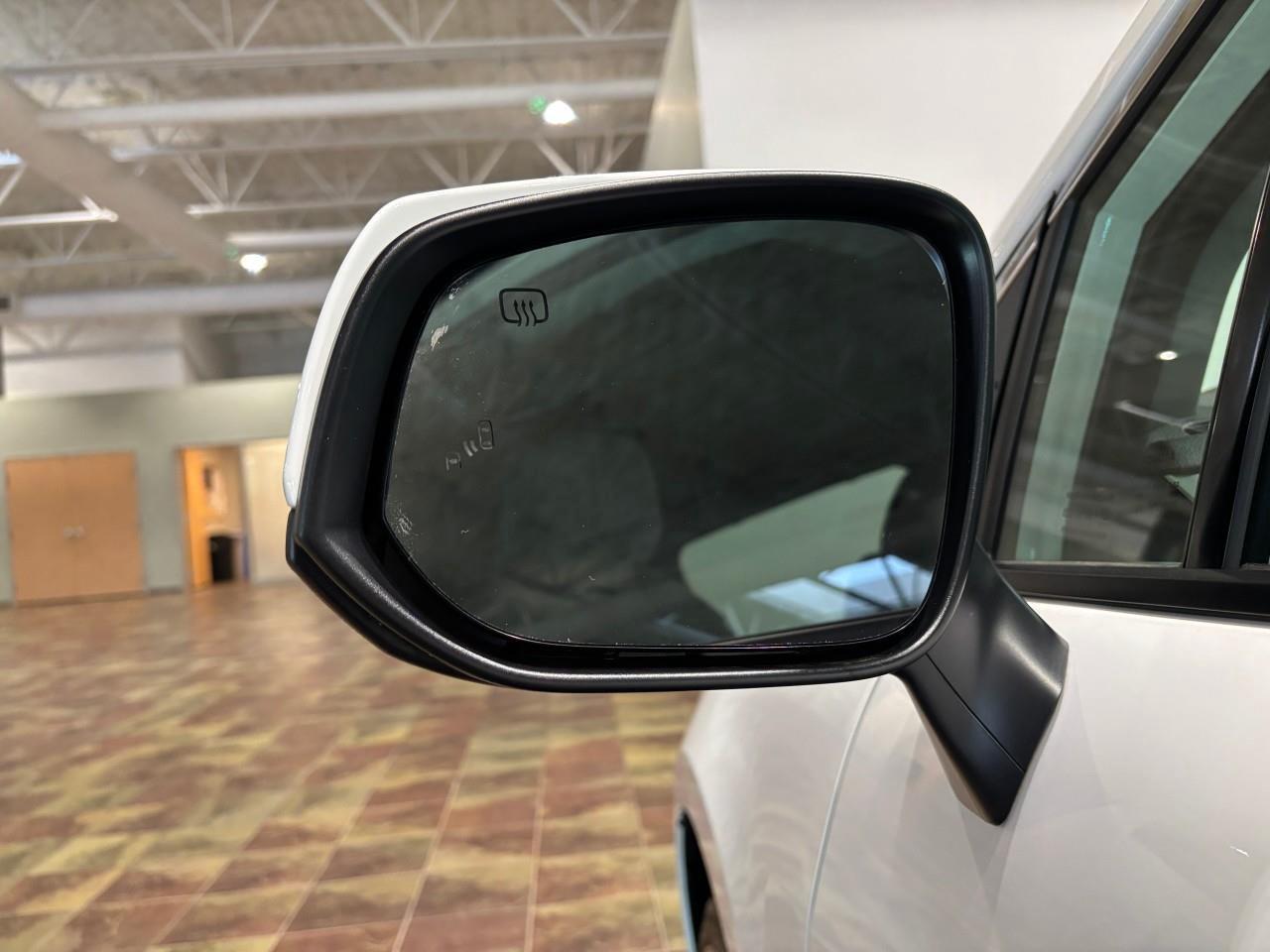 2025 Toyota Sienna LE 8-Passenger Photo