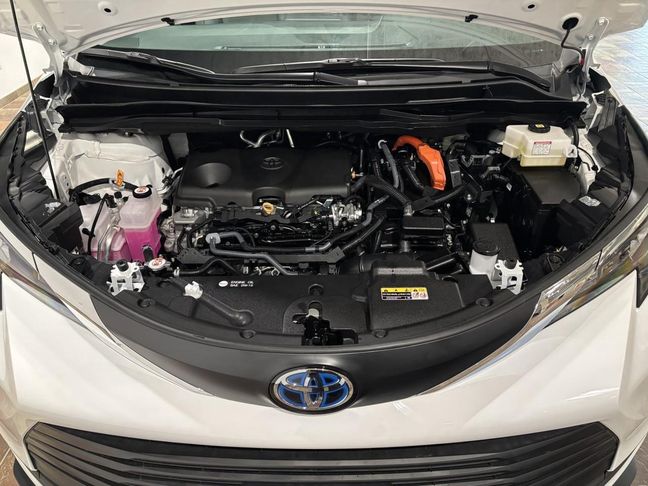 2025 Toyota Sienna LE 8-Passenger Photo