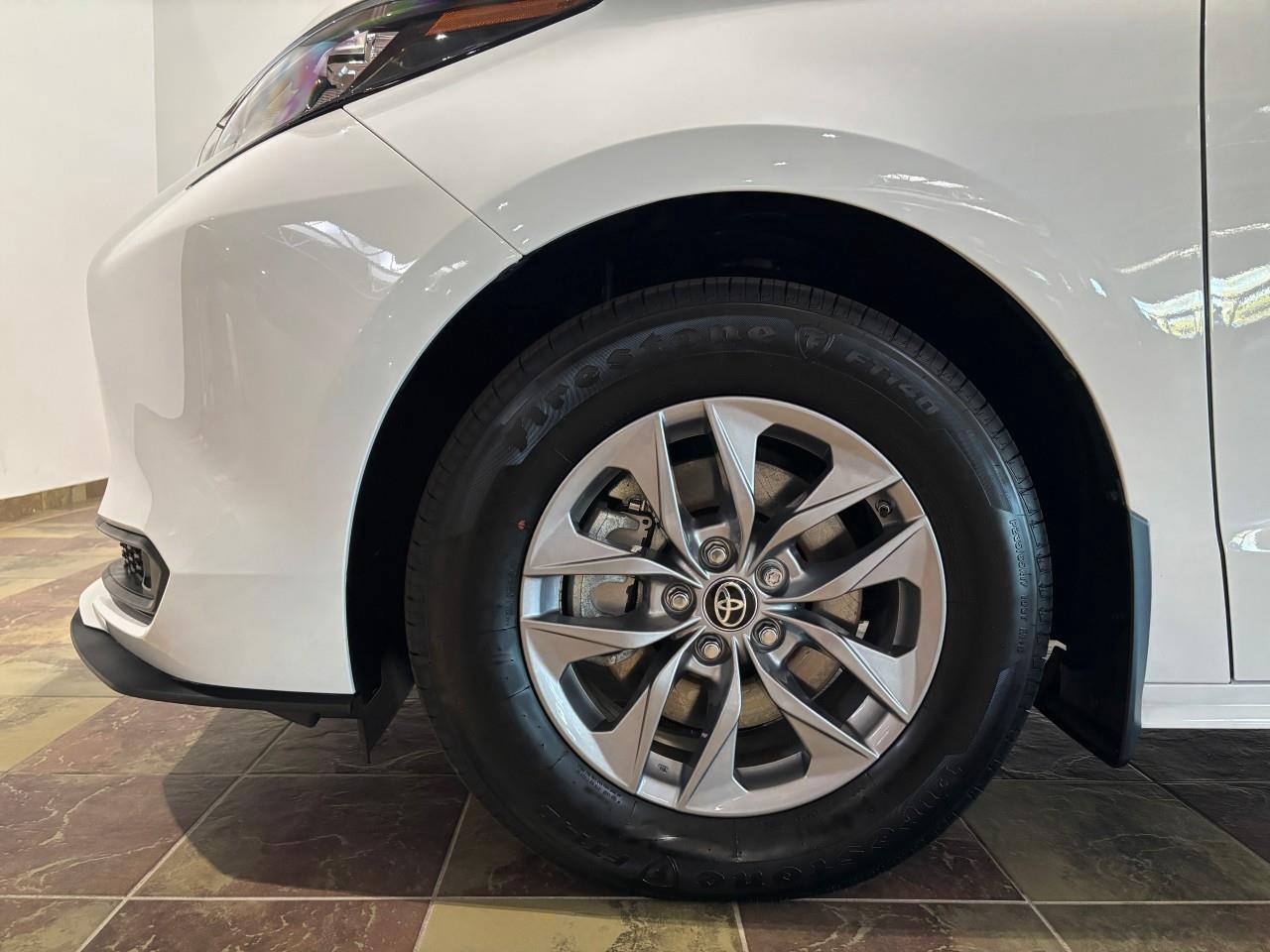 2025 Toyota Sienna LE 8-Passenger Photo