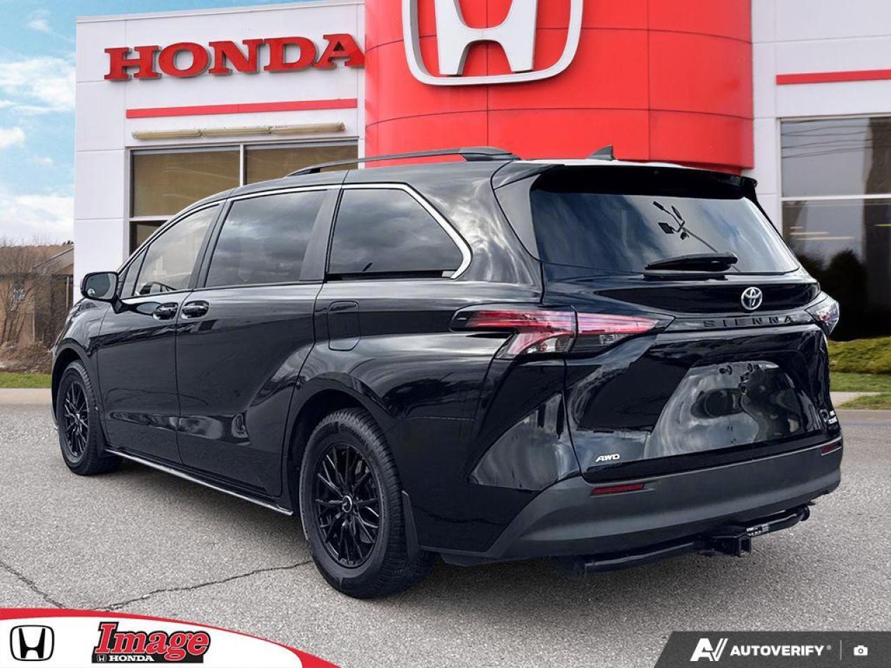 2022 Toyota Sienna LE 8-Passenger AWD   HYBRID   1 OWNR   SNOW TIRES Photo4