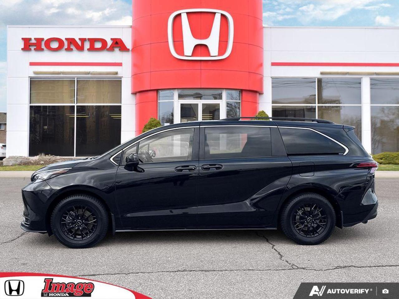 2022 Toyota Sienna LE 8-Passenger AWD   HYBRID   1 OWNR   SNOW TIRES Photo3