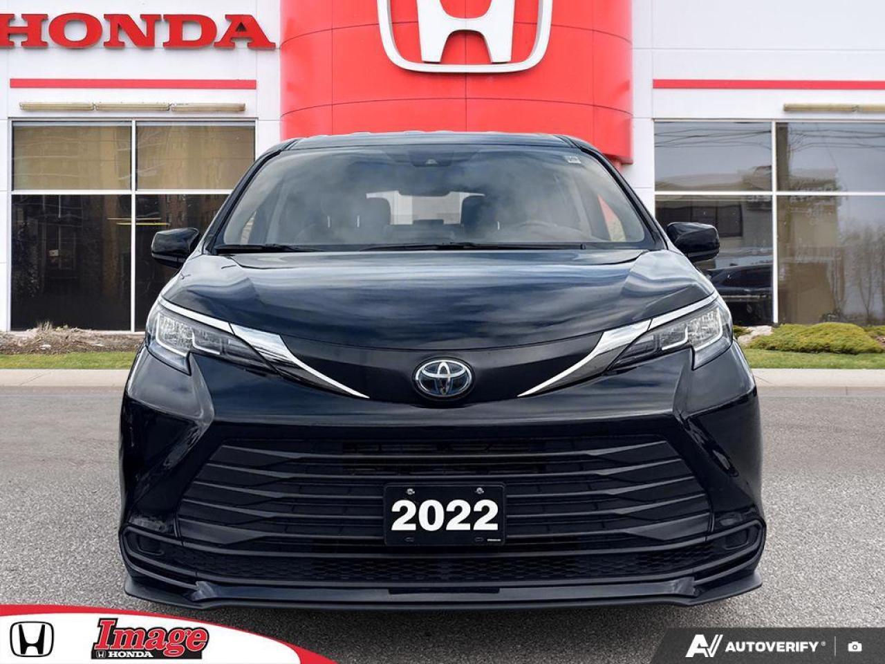 2022 Toyota Sienna LE 8-Passenger AWD   HYBRID   1 OWNR   SNOW TIRES Photo2