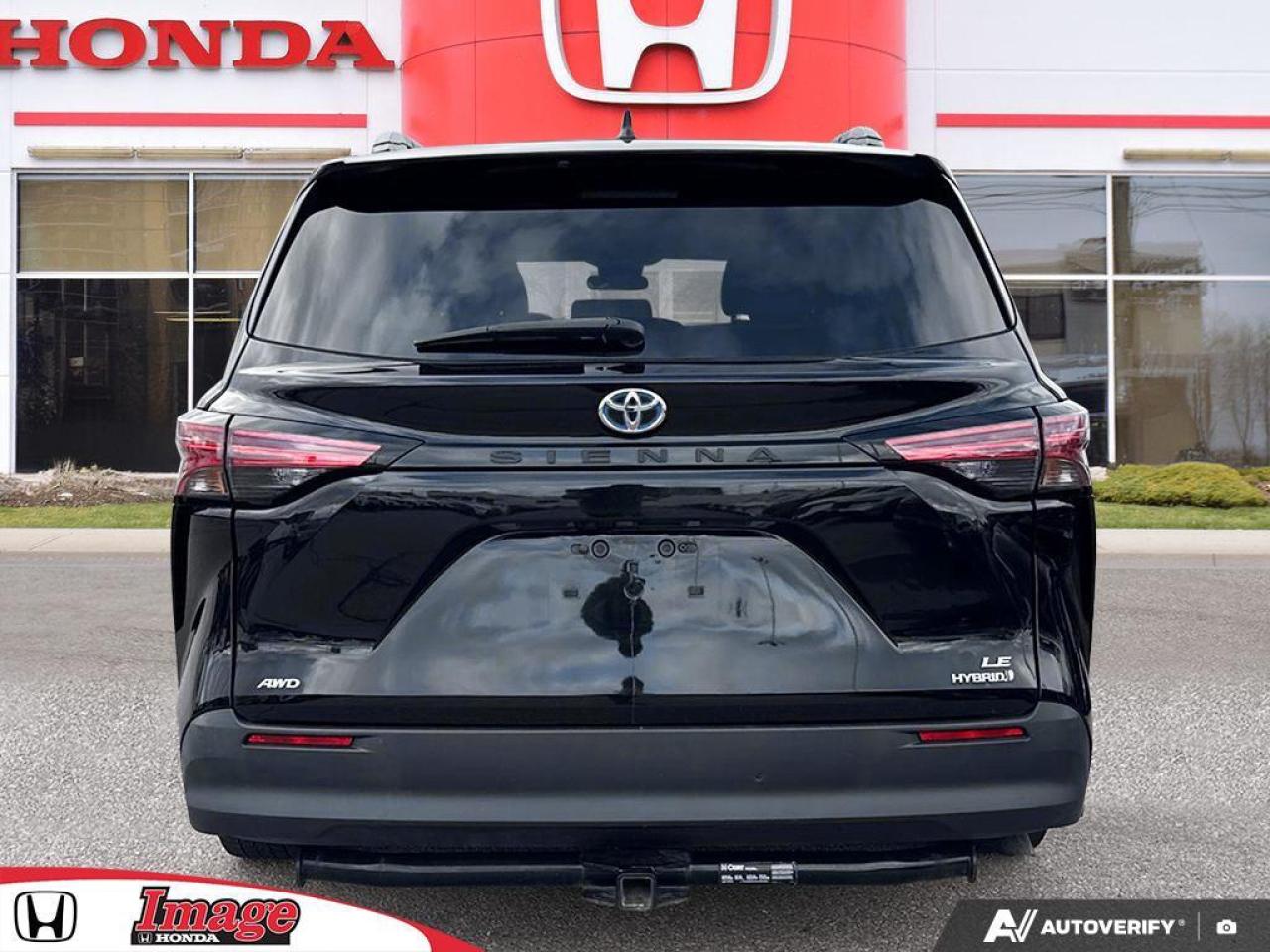 2022 Toyota Sienna LE 8-Passenger AWD   HYBRID   1 OWNR   SNOW TIRES Photo