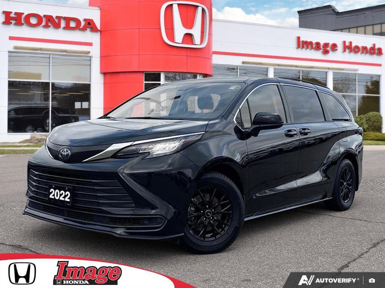 2022 Toyota Sienna LE 8-Passenger AWD   HYBRID   1 OWNR   SNOW TIRES Photo