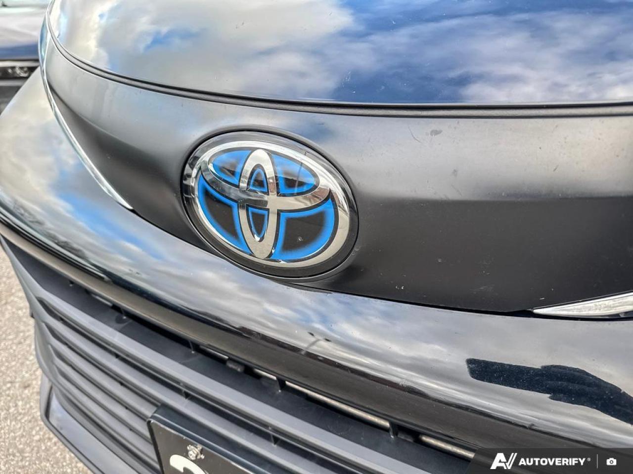 2022 Toyota Sienna LE 8-Passenger AWD   HYBRID   1 OWNR   SNOW TIRES Photo