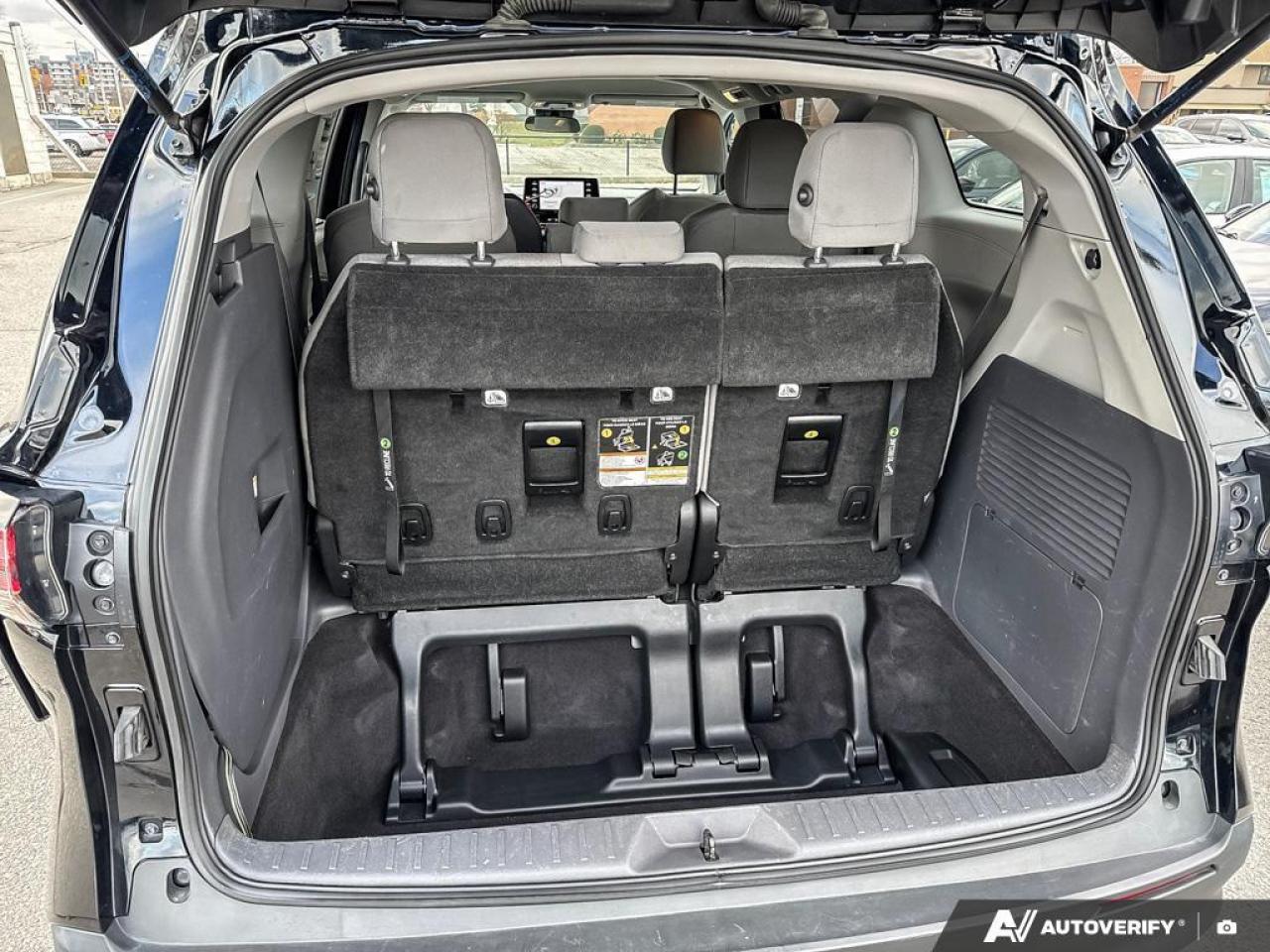 2022 Toyota Sienna LE 8-Passenger AWD   HYBRID   1 OWNR   SNOW TIRES Photo