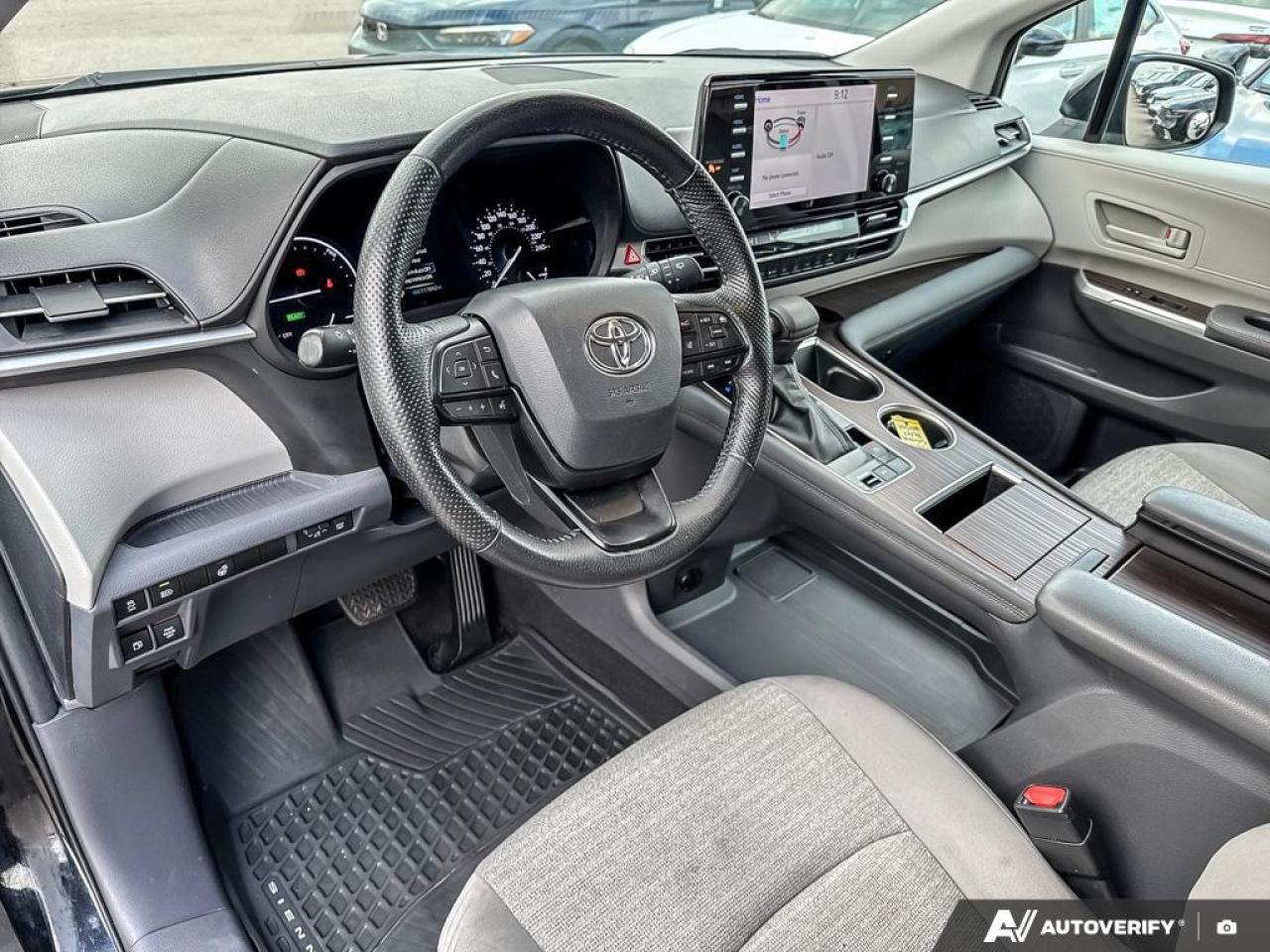 2022 Toyota Sienna LE 8-Passenger AWD   HYBRID   1 OWNR   SNOW TIRES Photo