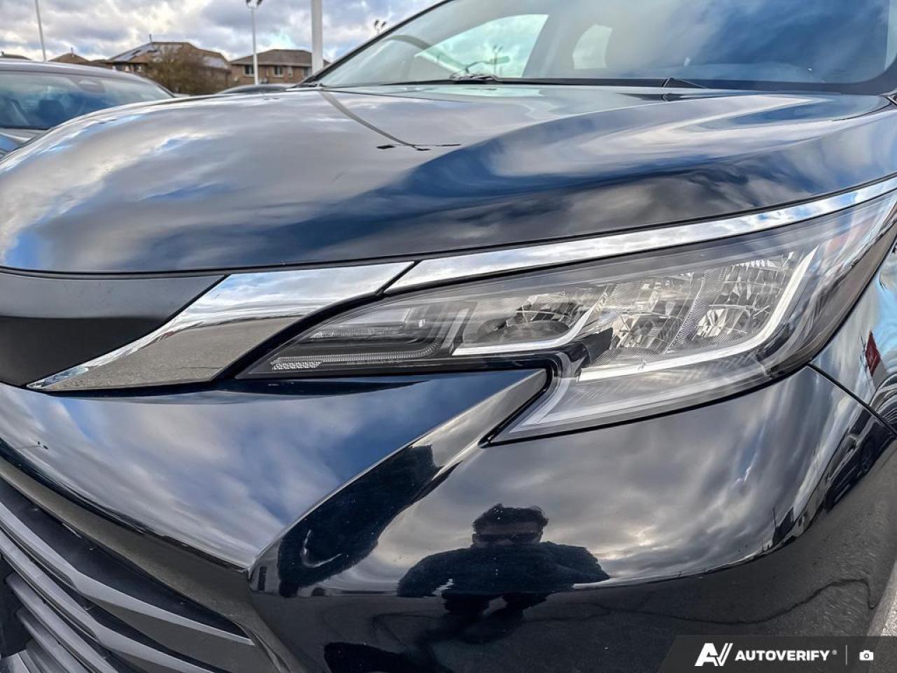 2022 Toyota Sienna LE 8-Passenger AWD   HYBRID   1 OWNR   SNOW TIRES Photo