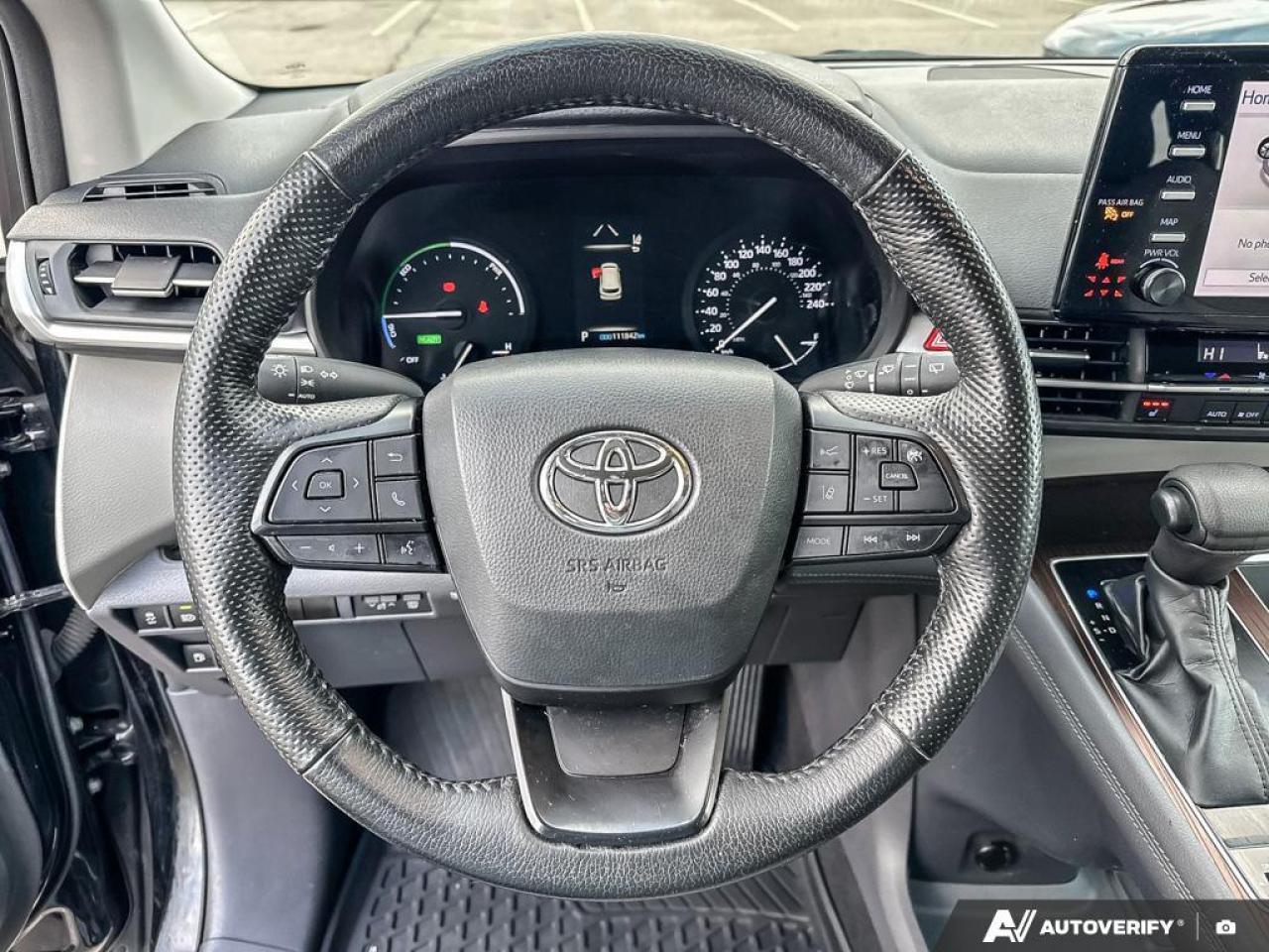 2022 Toyota Sienna LE 8-Passenger AWD   HYBRID   1 OWNR   SNOW TIRES Photo