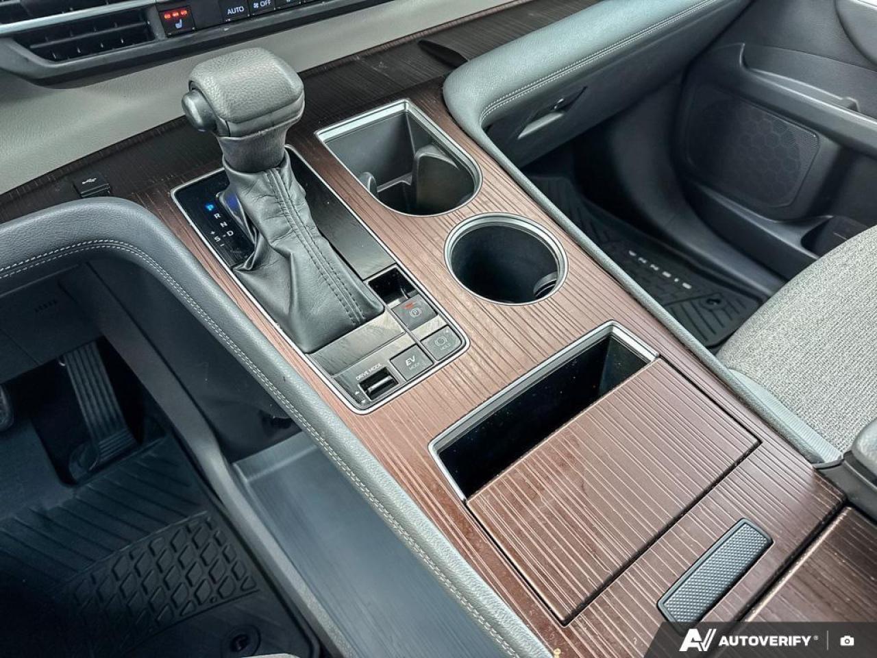 2022 Toyota Sienna LE 8-Passenger AWD   HYBRID   1 OWNR   SNOW TIRES Photo