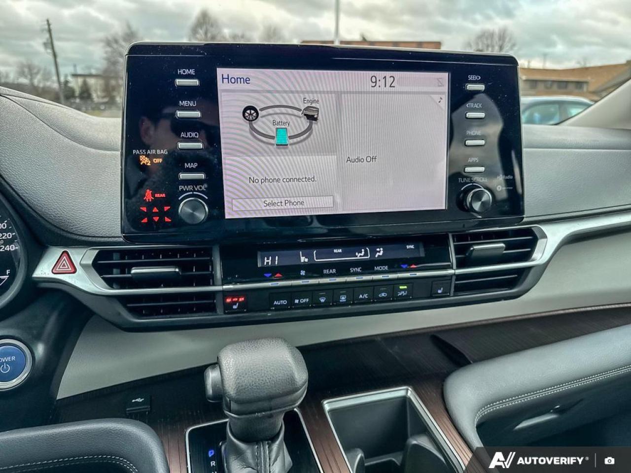 2022 Toyota Sienna LE 8-Passenger AWD   HYBRID   1 OWNR   SNOW TIRES Photo