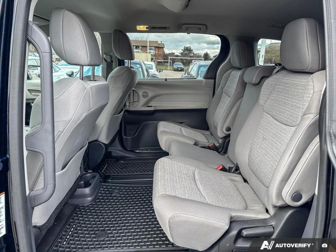 2022 Toyota Sienna LE 8-Passenger AWD   HYBRID   1 OWNR   SNOW TIRES Photo