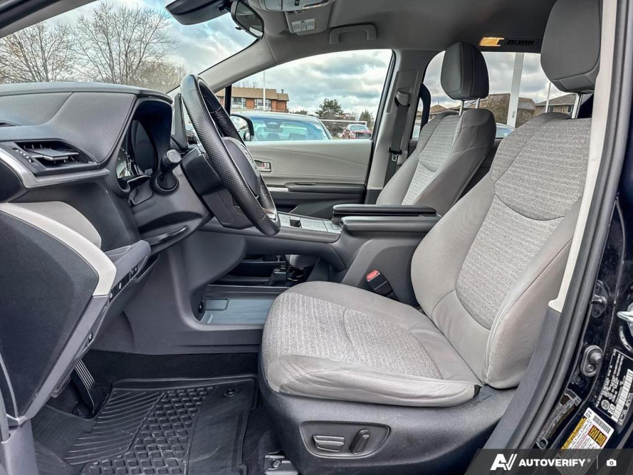 2022 Toyota Sienna LE 8-Passenger AWD   HYBRID   1 OWNR   SNOW TIRES Photo