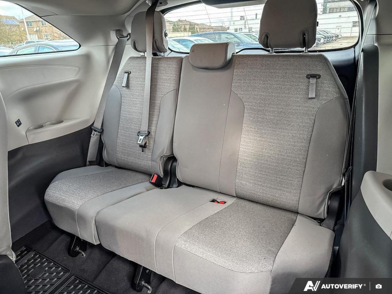 2022 Toyota Sienna LE 8-Passenger AWD   HYBRID   1 OWNR   SNOW TIRES Photo