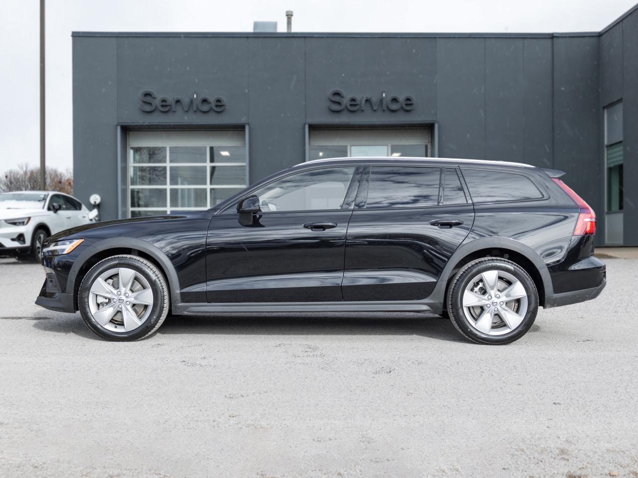 2025 Volvo V60 Cross Country B5 AWD Core  STATION WAGON  VOLVO CPO Photo2