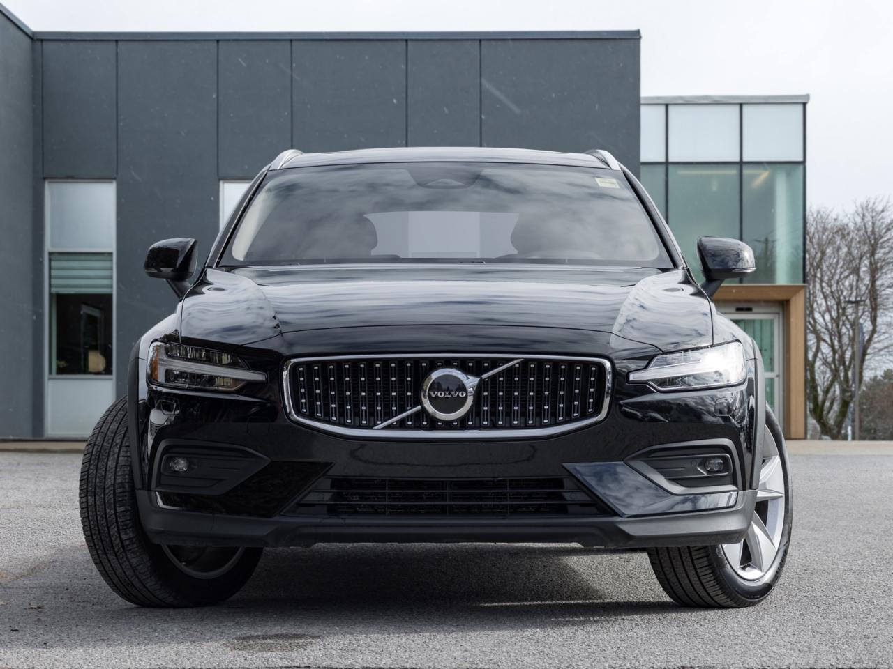 2025 Volvo V60 Cross Country B5 AWD Core  STATION WAGON  VOLVO CPO Photo