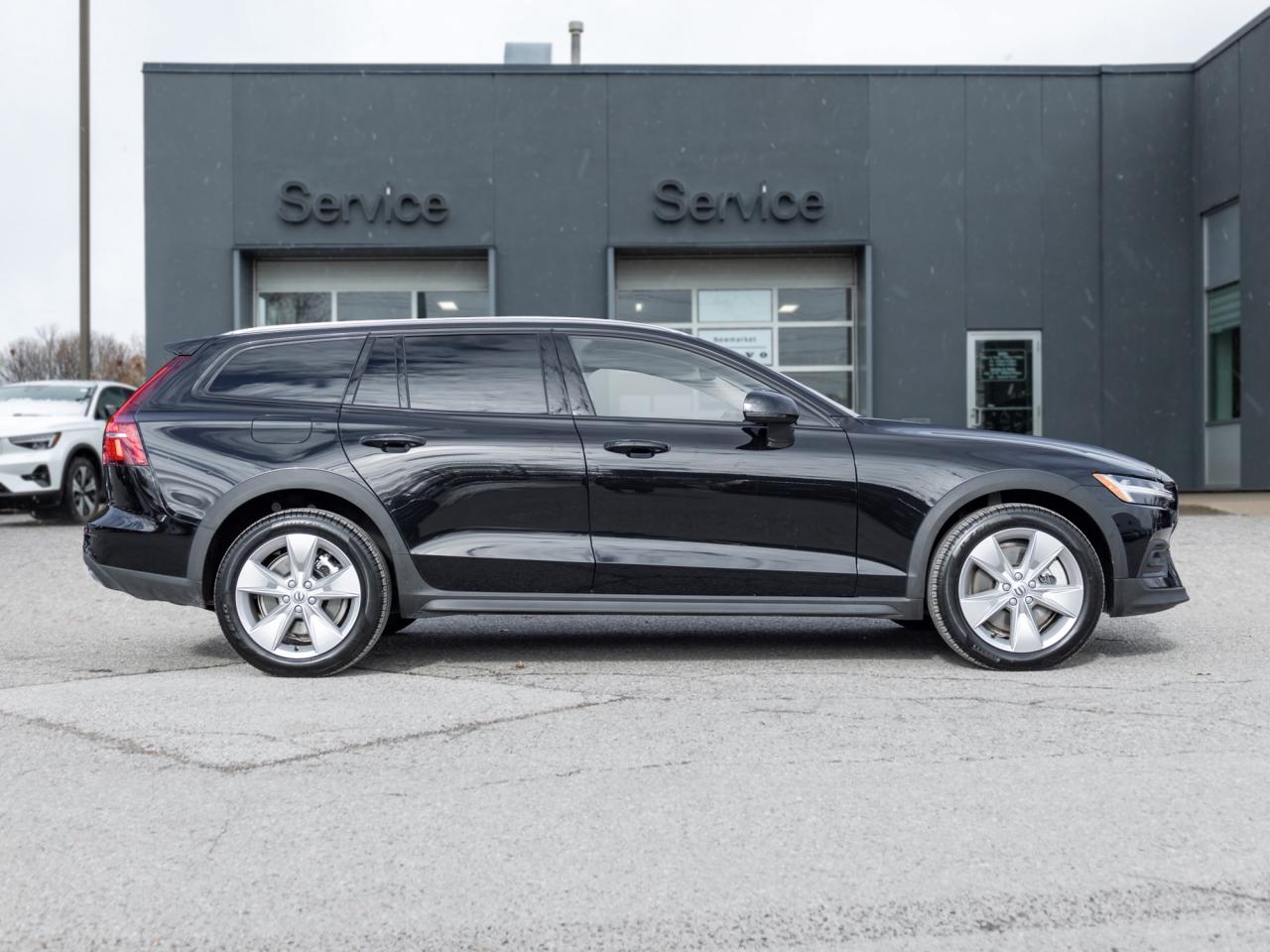 2025 Volvo V60 Cross Country B5 AWD Core  STATION WAGON  VOLVO CPO Photo4