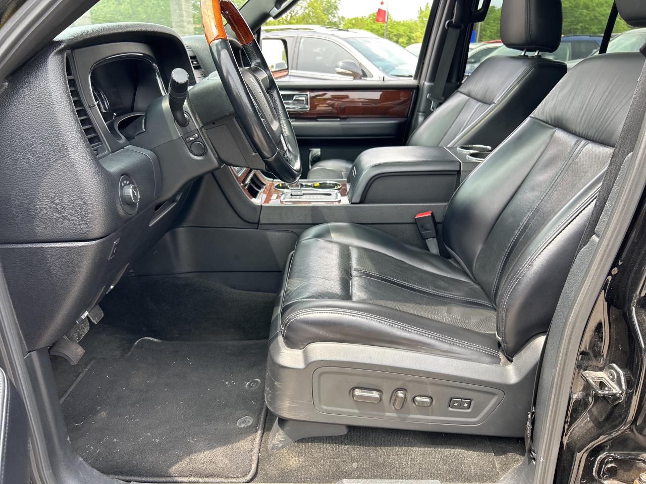 2017 Lincoln Navigator SELECT, 7 PASSENGER, REMOTE START, LEATHER! Photo