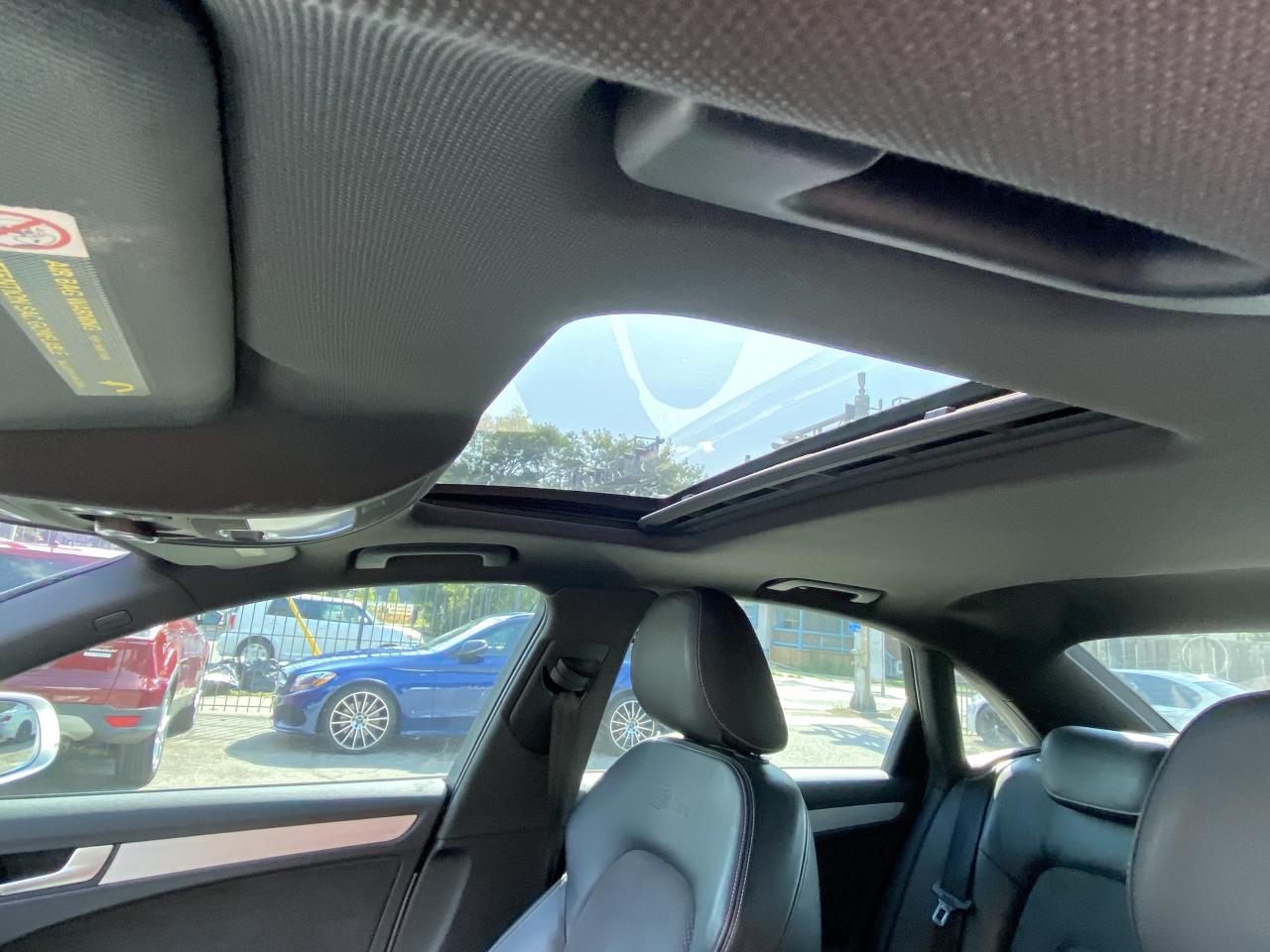 2010 Audi A4 4dr Sdn Auto quattro 2.0T Premium Photo4