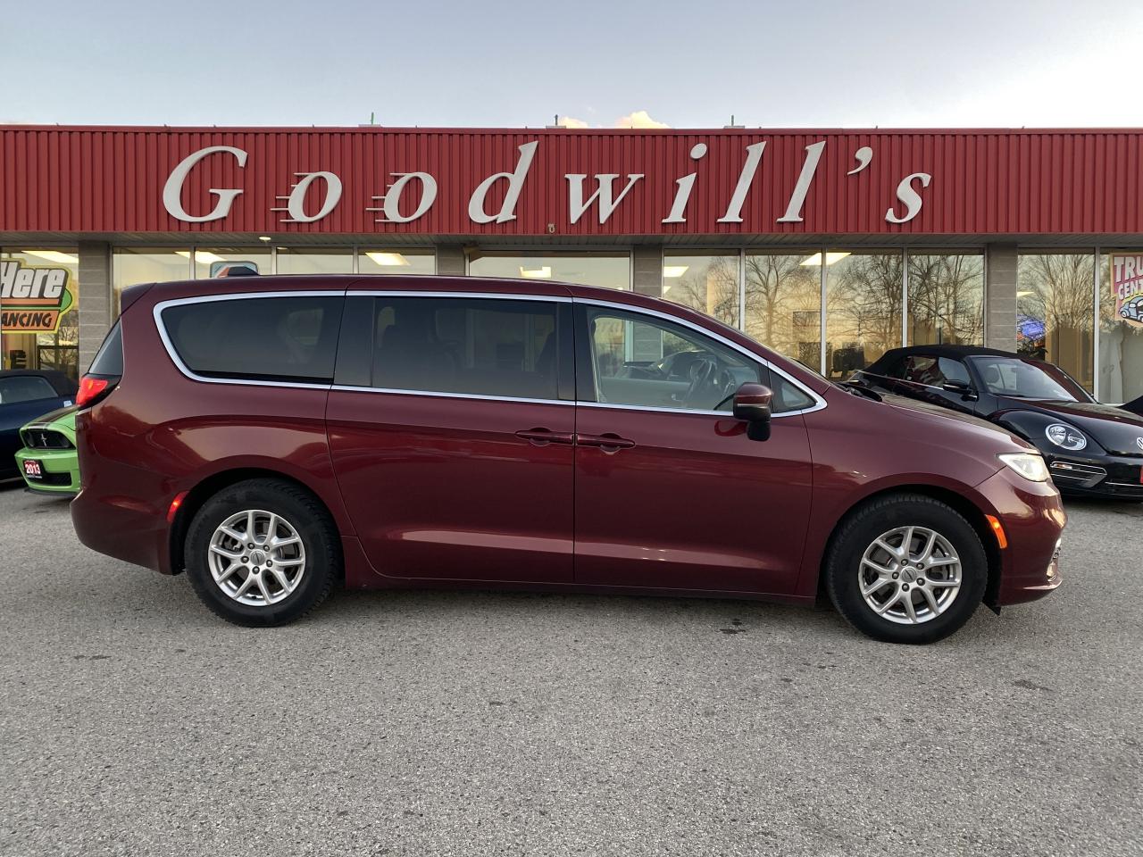 2023 Chrysler Pacifica TOURING L, CLEAN CARFAX, 7 PASSENGER, REMOTE START Photo0