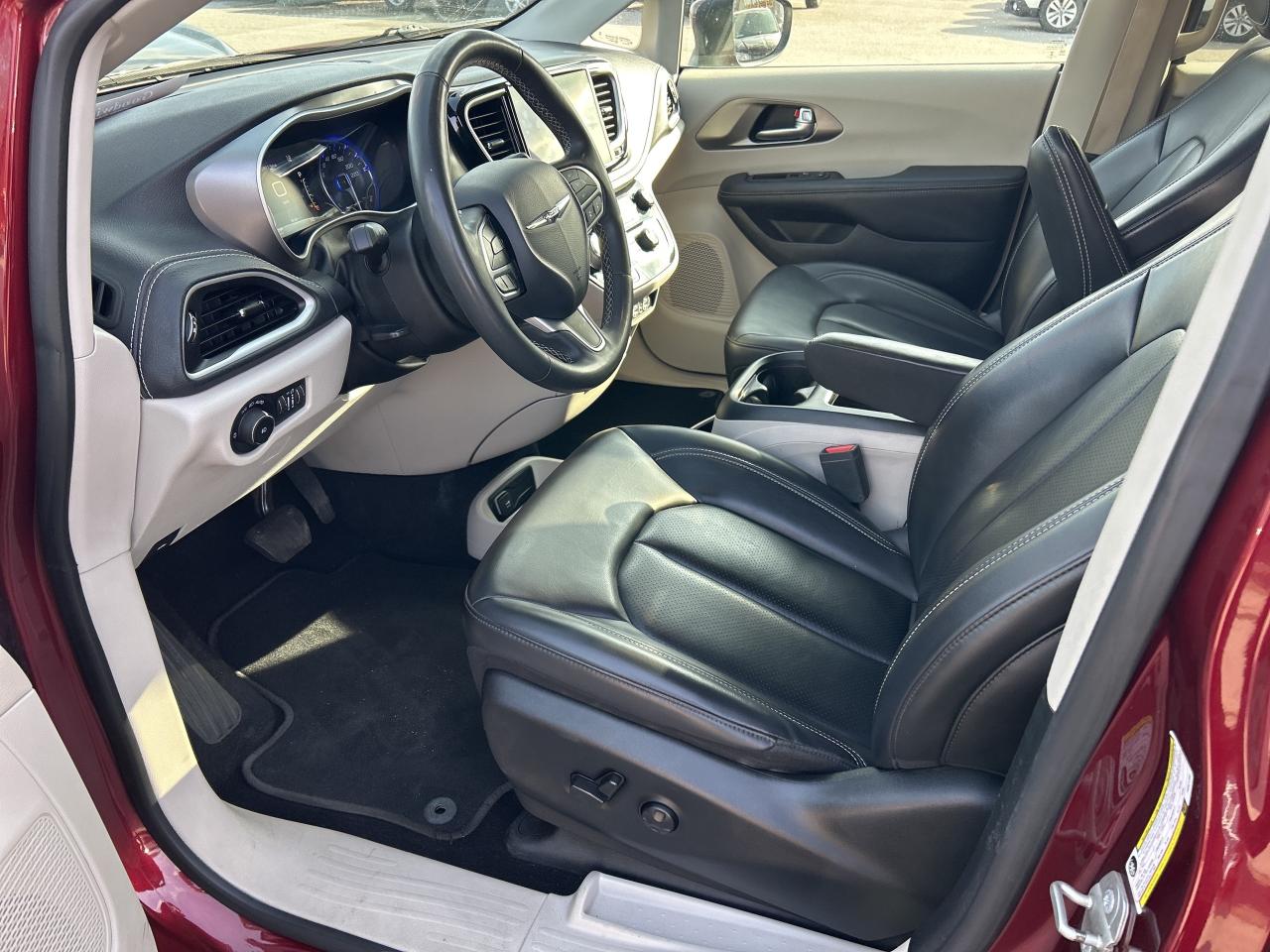 2023 Chrysler Pacifica TOURING L, CLEAN CARFAX, 7 PASSENGER, REMOTE START Photo