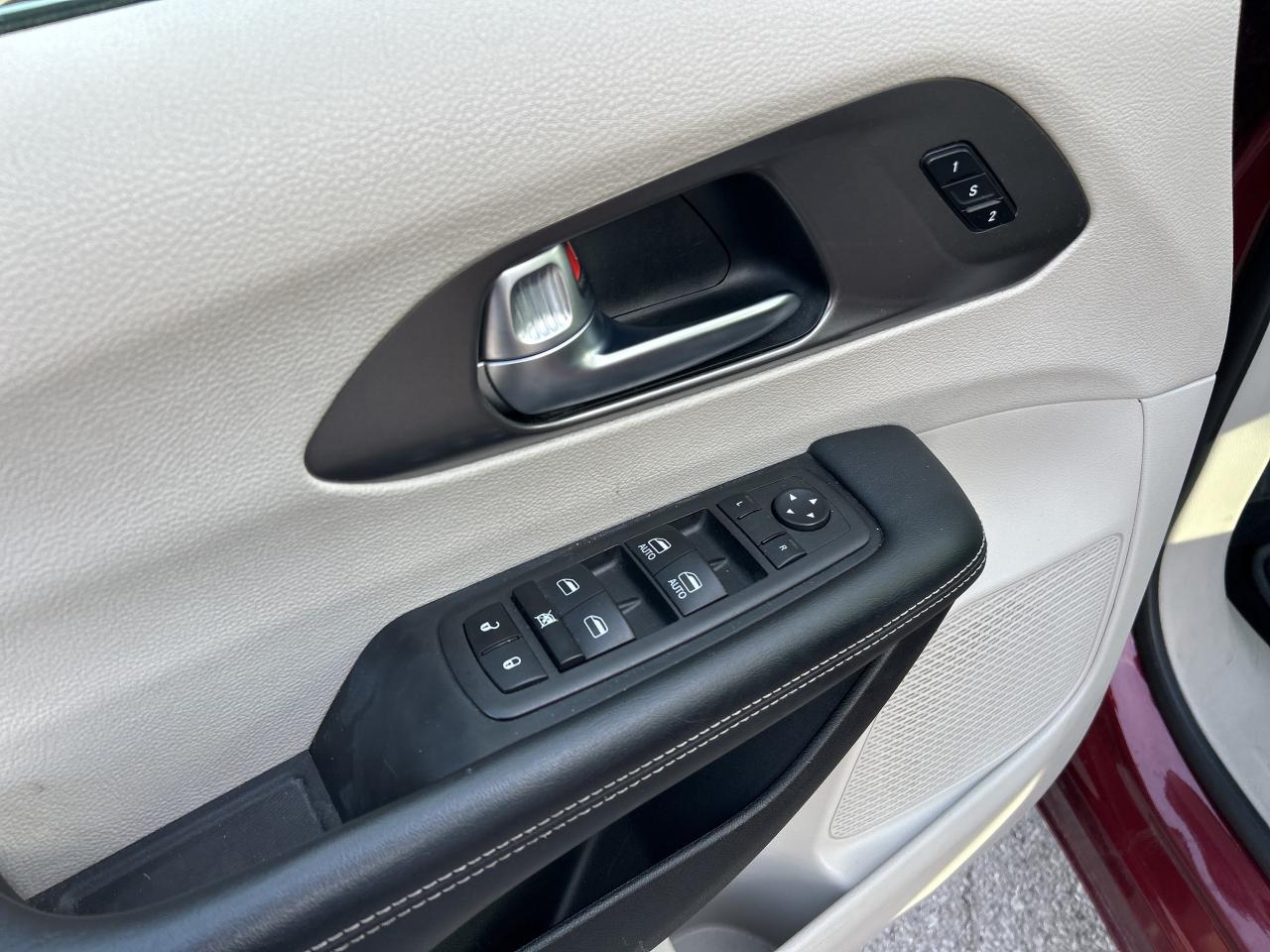 2023 Chrysler Pacifica TOURING L, CLEAN CARFAX, 7 PASSENGER, REMOTE START Photo