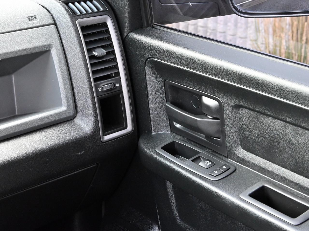 2018 RAM 1500 Express Crew Cab 4x4 ~HEMI ~Camera ~Bluetooth ~20s Photo