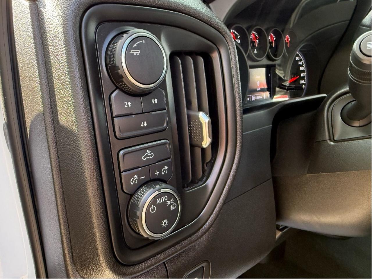 2024 Chevrolet SILVERADO 2500HD LongBox CrewCab Warranty LowKM CleanCarfax Photo