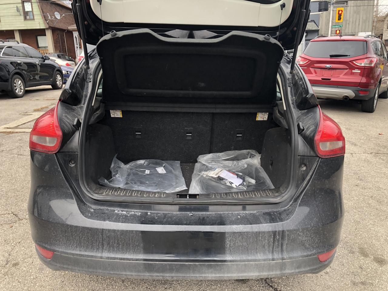 2017 Ford Focus 5DR HB SE Photo2