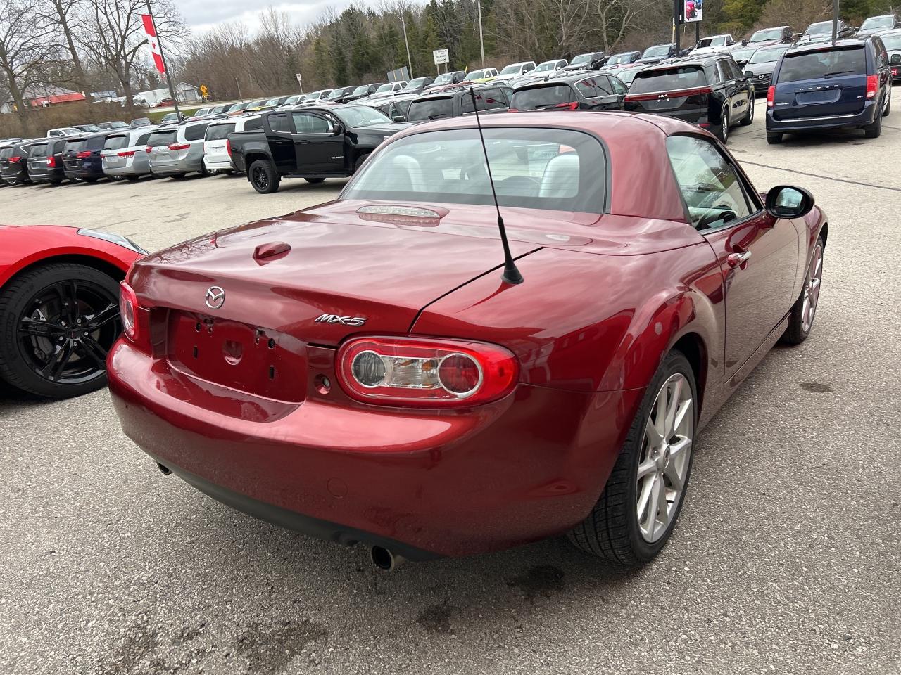 2011 Mazda MX-5 6 SPEED MANUAL, CONVERTIBLE, HEATED LEATHER! Photo