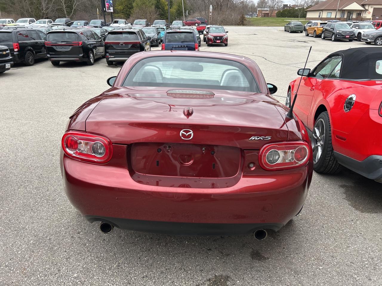 2011 Mazda MX-5 6 SPEED MANUAL, CONVERTIBLE, HEATED LEATHER! Photo