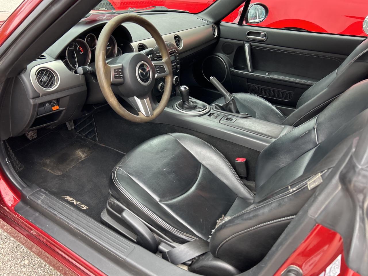 2011 Mazda MX-5 6 SPEED MANUAL, CONVERTIBLE, HEATED LEATHER! Photo