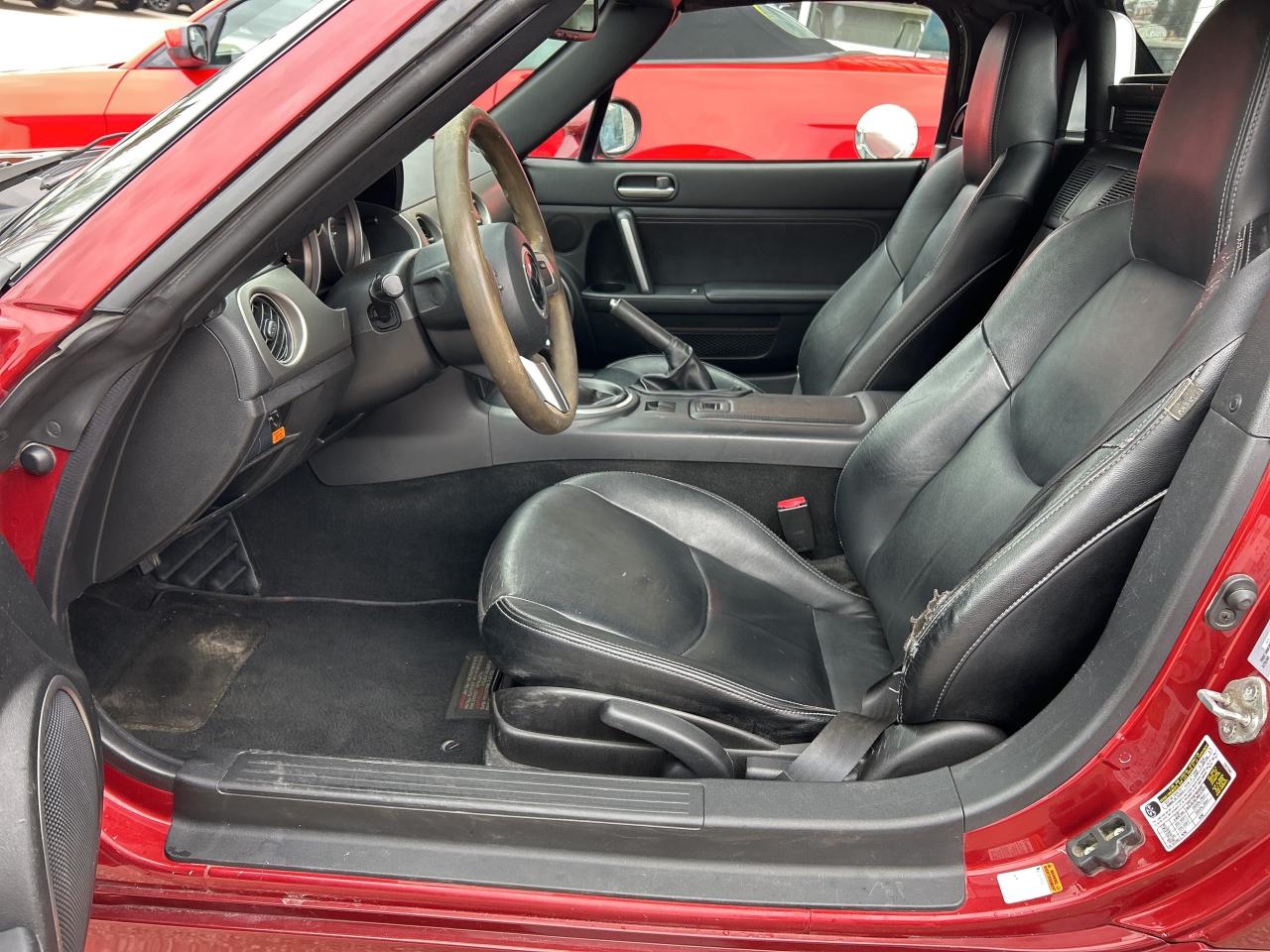 2011 Mazda MX-5 6 SPEED MANUAL, CONVERTIBLE, HEATED LEATHER! Photo