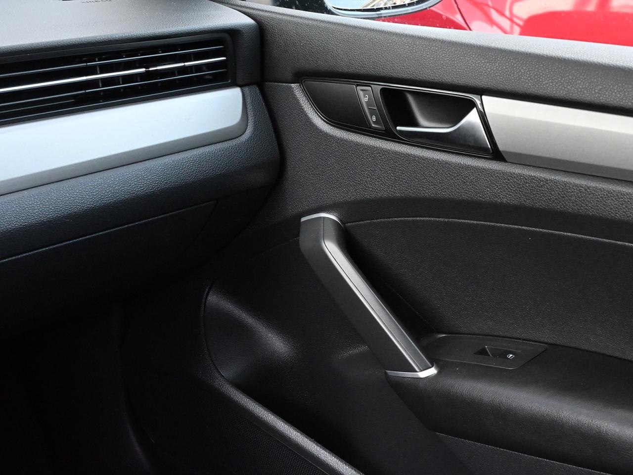 2020 Volkswagen Passat Comfortline Auto ~Bluetooth ~Backup Cam Photo