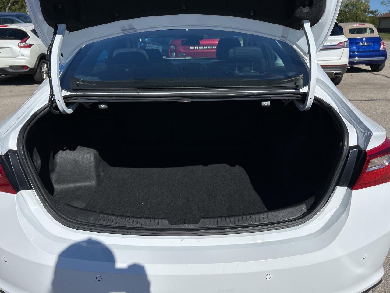 2024 Chevrolet Malibu LT, CLEAN CARFAX, REMOTE START, FACTORY WARRANTY! Photo