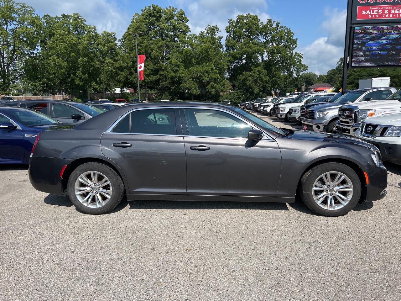 2016 Chrysler 300 TOURING, SUNROOF, LEATHER, REMOTE START! Photo
