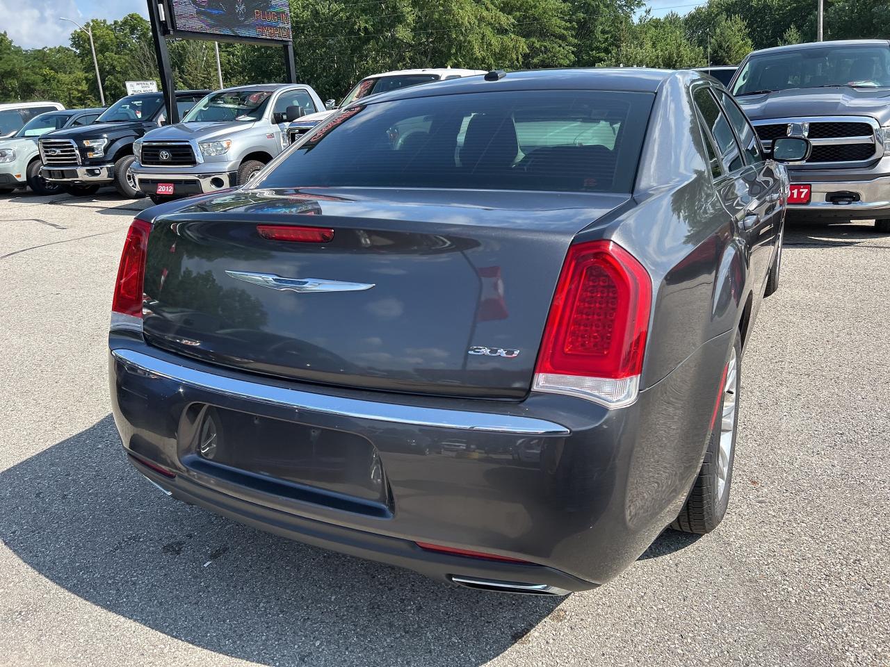 2016 Chrysler 300 TOURING, SUNROOF, LEATHER, REMOTE START! Photo