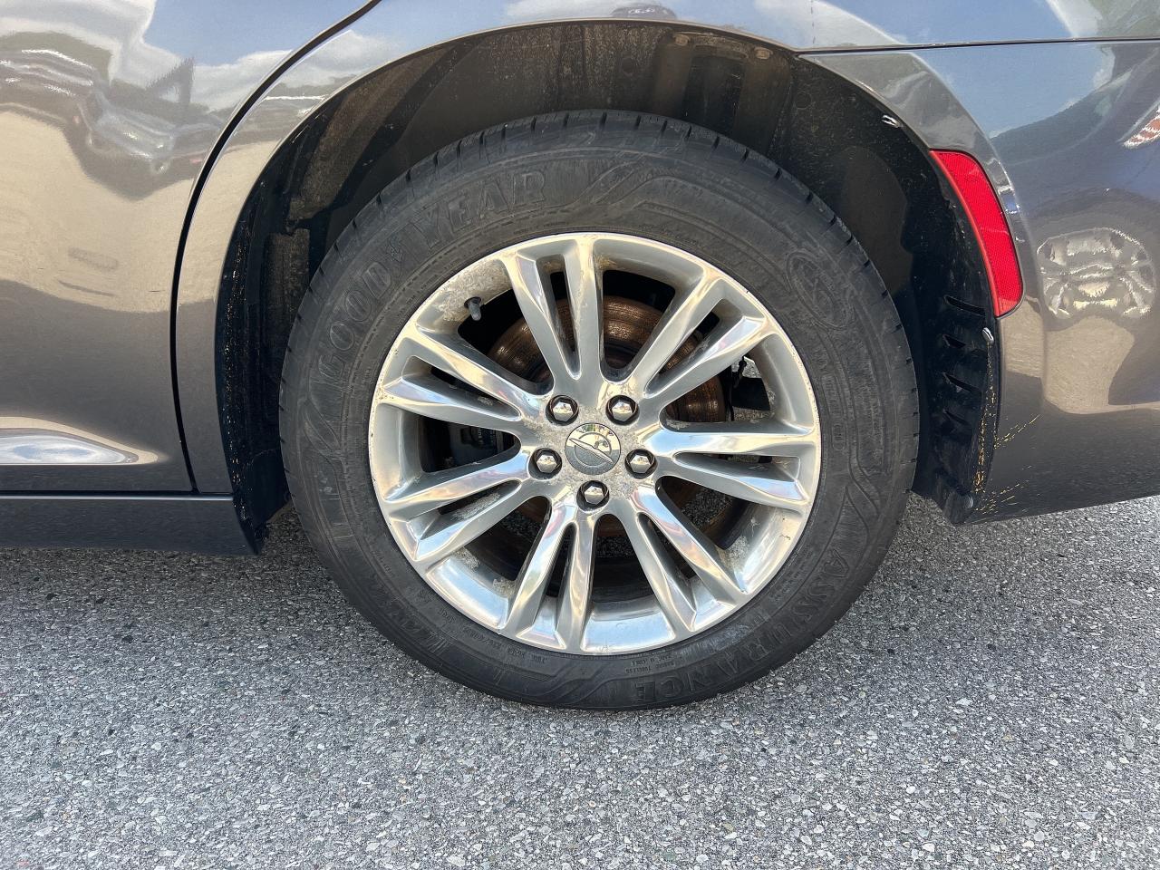 2016 Chrysler 300 TOURING, SUNROOF, LEATHER, REMOTE START! Photo