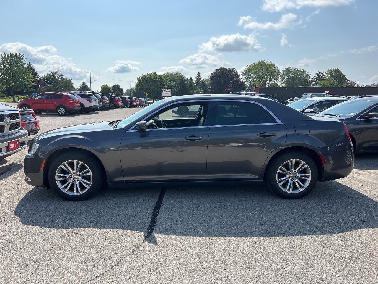 2016 Chrysler 300 TOURING, SUNROOF, LEATHER, REMOTE START! Photo