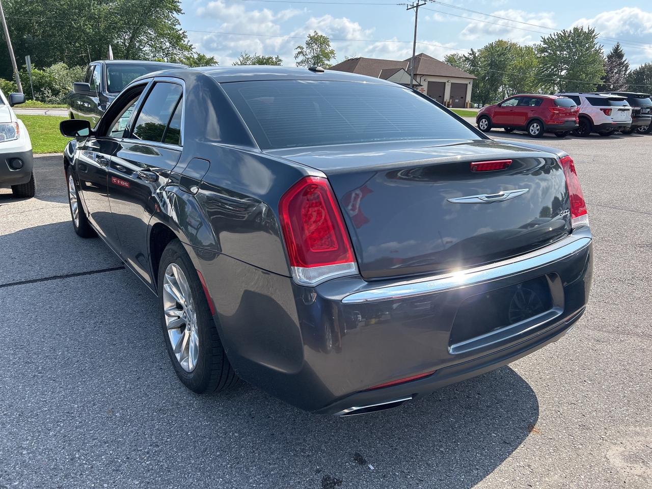 2016 Chrysler 300 TOURING, SUNROOF, LEATHER, REMOTE START! Photo