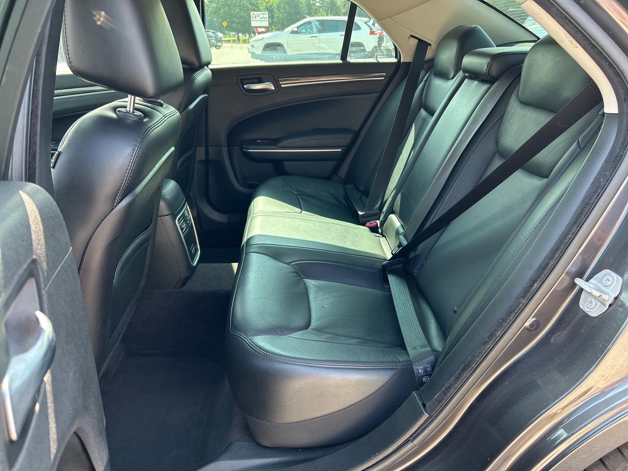 2016 Chrysler 300 TOURING, SUNROOF, LEATHER, REMOTE START! Photo