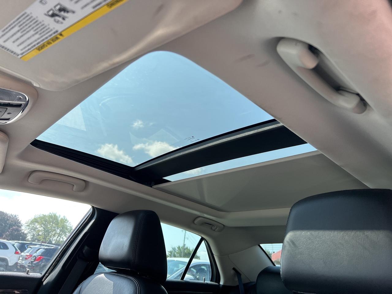 2016 Chrysler 300 TOURING, SUNROOF, LEATHER, REMOTE START! Photo