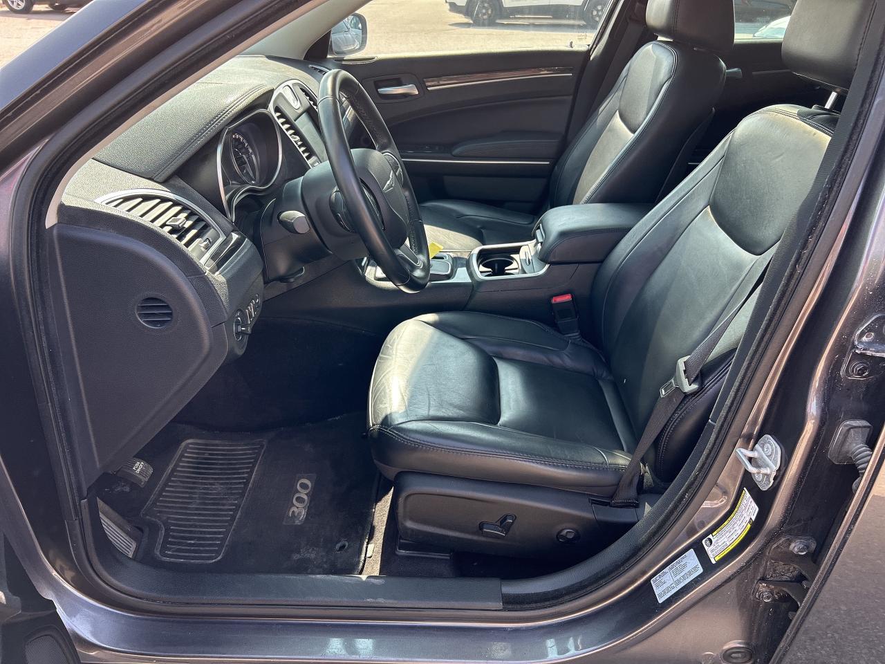 2016 Chrysler 300 TOURING, SUNROOF, LEATHER, REMOTE START! Photo