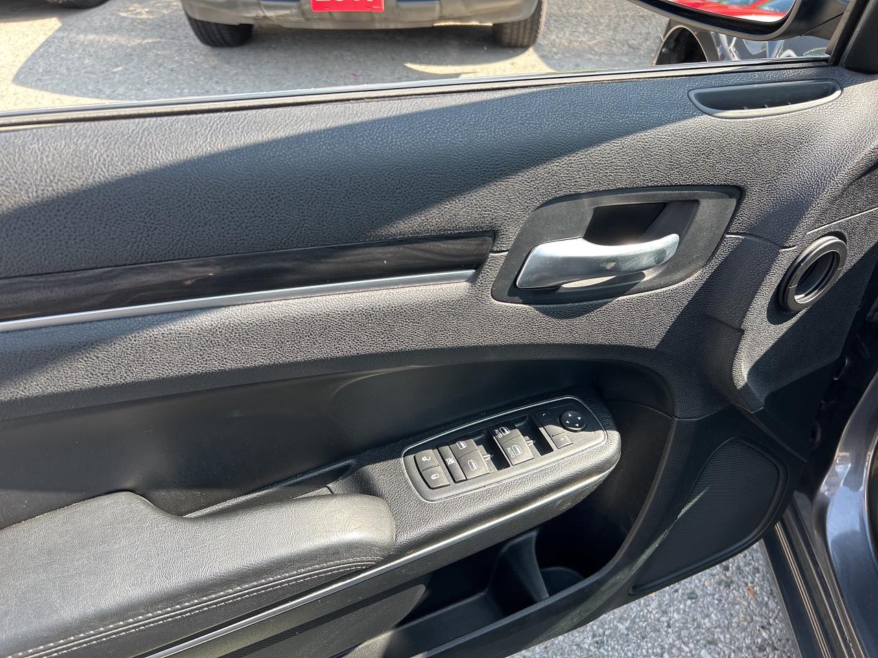 2016 Chrysler 300 TOURING, SUNROOF, LEATHER, REMOTE START! Photo