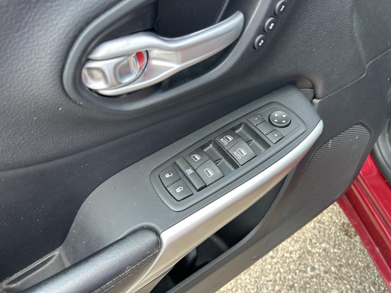 2016 Jeep Cherokee OVERLAND EDITION, HEATED/ COOLED LEATHER SEATS! Photo