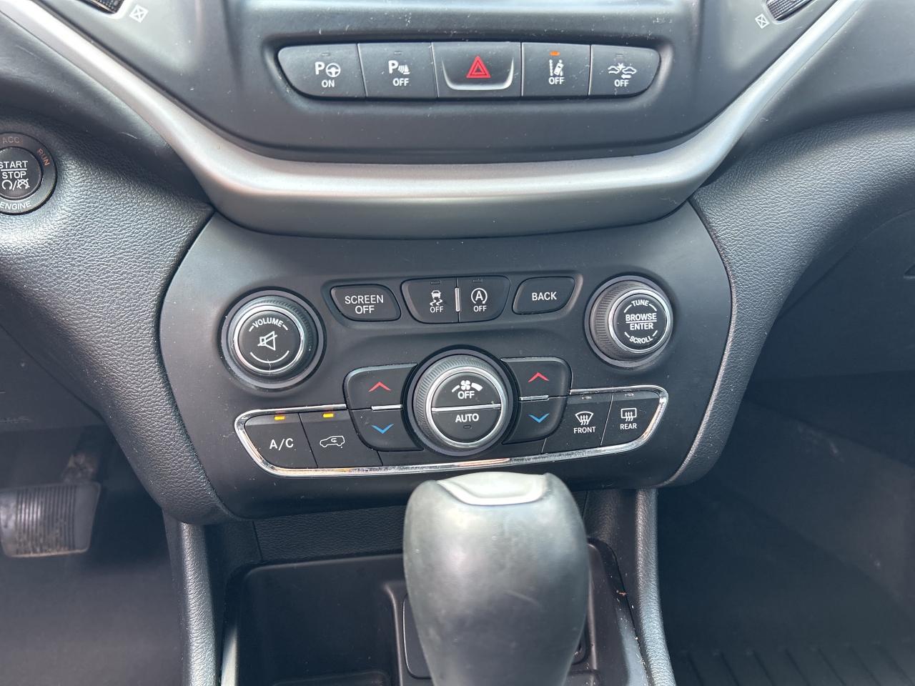 2016 Jeep Cherokee OVERLAND EDITION, HEATED/ COOLED LEATHER SEATS! Photo